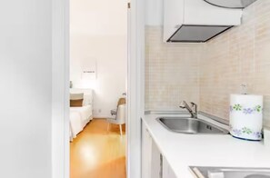 Hair dryer, towels, soap, toilet paper - Milan center white (Milano)