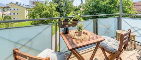 Appartement, balkon, uitzicht op tuin | Terras