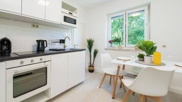 Apartment, Balkon, Gartenblick | Eigene Küche