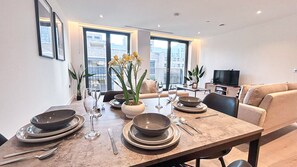 Dining - 2BR Bloomsbury Apt + Balcony & AC near Clerkenwell (London)