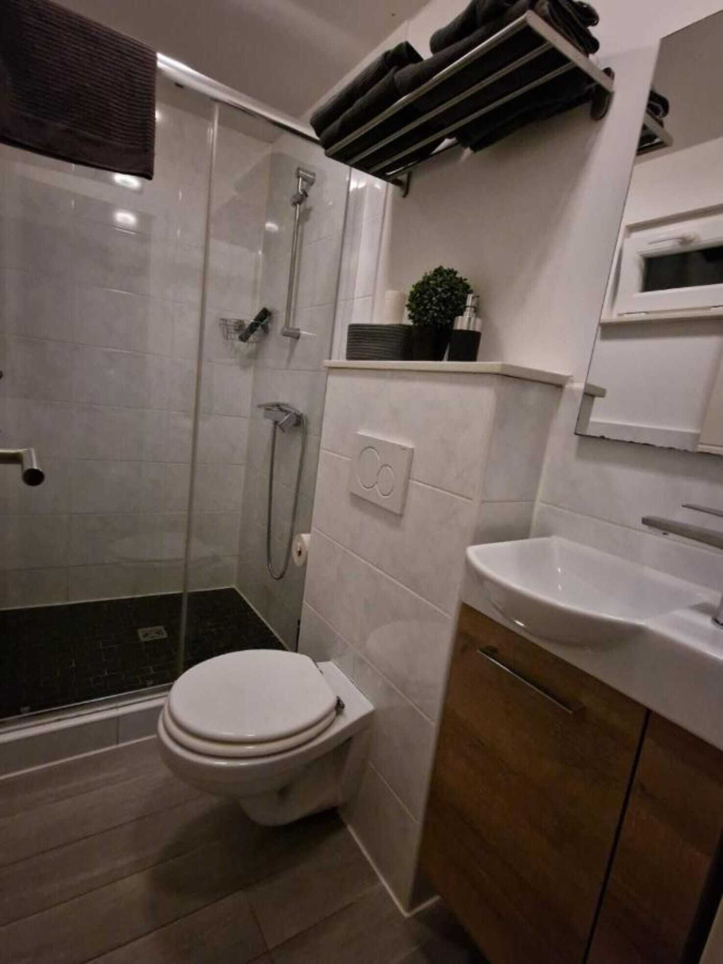 Ducha, secador de pelo, toallas, jabón