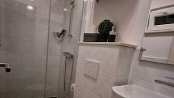 Ducha, secador de pelo, toallas, jabón