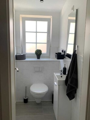 Shower, hair dryer, towels, soap - Chic little vacation home with its own garden for up to 4 guests (Bremen)