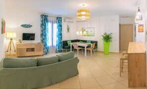 TV - Cozy Beach House (Cefalù)