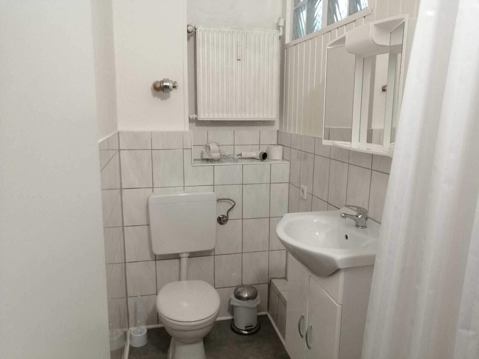 Dusche, Haartrockner, Handtücher, Toilettenpapier
