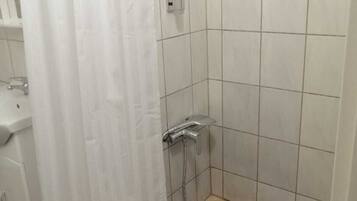 Dusche, Haartrockner, Handtücher, Toilettenpapier