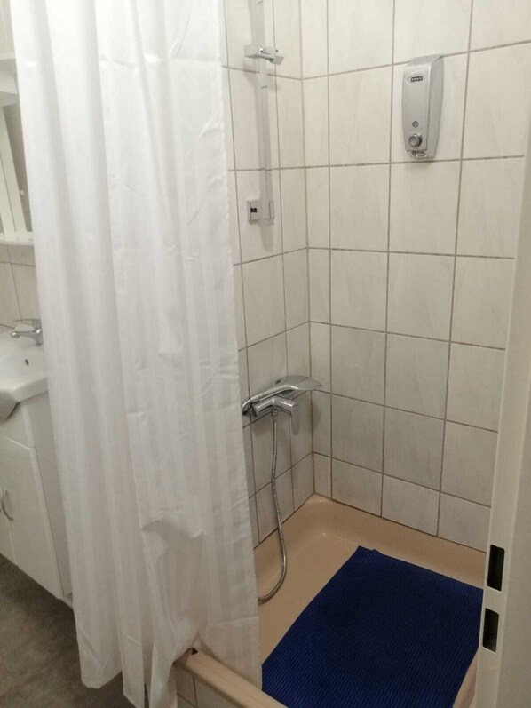 Shower, hair dryer, towels, toilet paper - Apartment in Cologne 2B (Köln)
