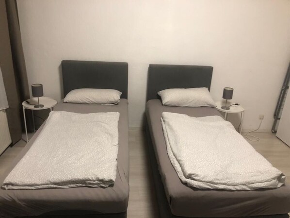1 habitación, tabla de planchar con plancha, wifi y ropa de cama