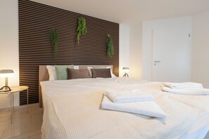 3 bedrooms, desk, iron/ironing board, free WiFi