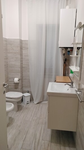Doccia, asciugacapelli, bidet, asciugamani