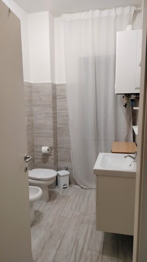 Douche, sèche-cheveux, bidet, serviettes fournies