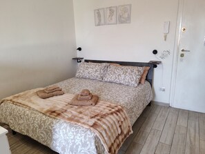 1 bedroom, iron/ironing board, travel crib, free WiFi - Agae house (Fiumicino)