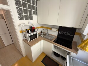 Fridge, microwave, oven, stovetop - Boccaccio's apartment- [2 min from Trevi Fountain]. (Roma)