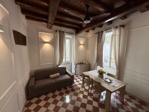 Smart TV, stereo - Boccaccio's apartment- [2 min from Trevi Fountain]. (Roma)
