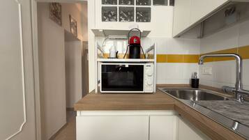 KĂŒhlschrank, Mikrowelle, Ofen, Herdplatte