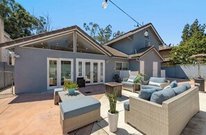 Terrace/patio - Spacious 4-bedroom Modern house in charming Cerritos with AC (Cerritos)