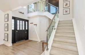 Interior - Spacious 4-bedroom Modern house in charming Cerritos with AC (Cerritos)
