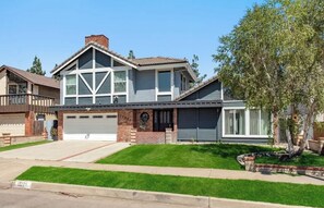 Exterior - Spacious 4-bedroom Modern house in charming Cerritos with AC (Cerritos)