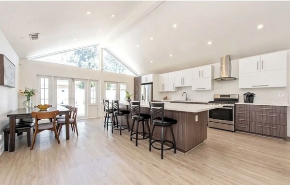 Private kitchen - Spacious 4-bedroom Modern house in charming Cerritos with AC (Cerritos)