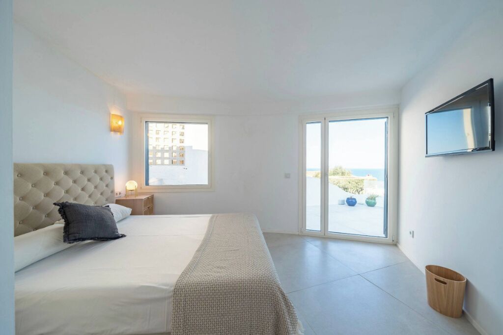 4 dormitorios, tabla de planchar con plancha, cuna de viaje