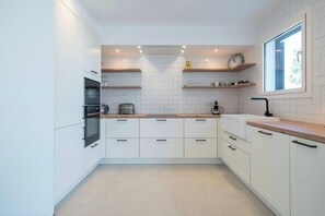 Fridge, microwave, oven, stovetop - Architect-designed villa with breathtaking sea views and private pool (L'Escala)