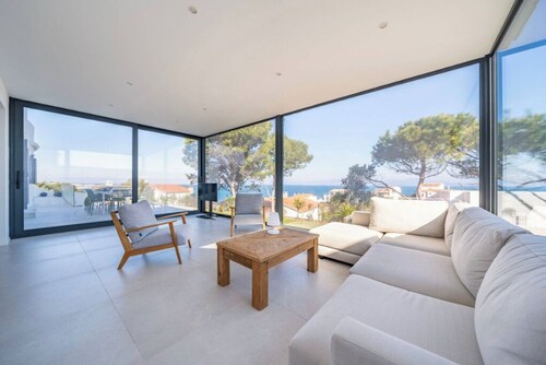 Villa d'architecte avec piscine et vue mer spectaculaire