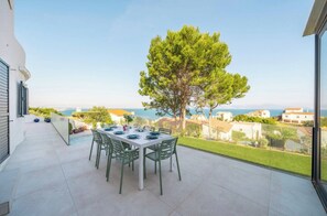 Outdoor dining - Architect-designed villa with breathtaking sea views and private pool (L'Escala)
