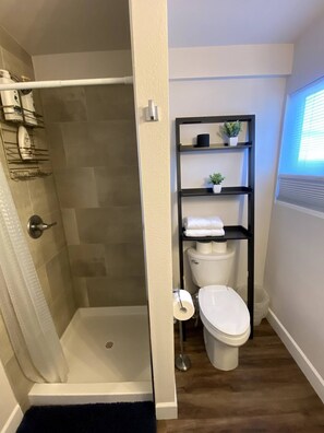 Dusche, Haartrockner, Handtücher, Seife