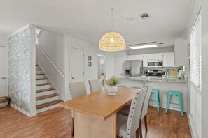 Dining - Coastal Chic Eco-friendly Family Retreat • Bikes • Near Beach (Santa Rosa Beach)