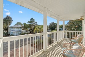 Property grounds - Coastal Chic Eco-friendly Family Retreat • Bikes • Near Beach (Santa Rosa Beach)