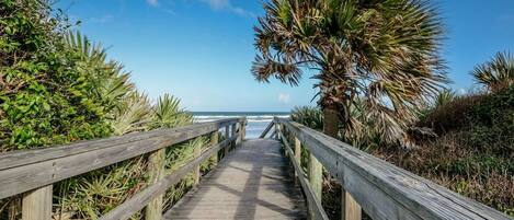 Plage à proximité, chaise longue, serviettes de plage