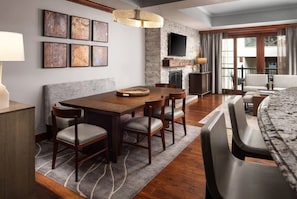 Dining - Spacious 2-bedroom condo with den in Vail, includes fitness center and pool. (Vail)