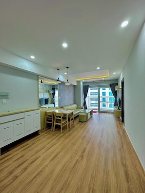 Appartement, vue montagne | Bureau, Wi-Fi gratuit