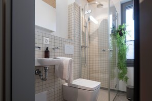 Shower, hair dryer, towels, soap - The Adress Zurich- Your stylish temporary home (Wettingen)