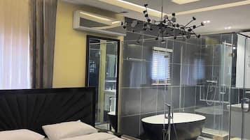 Kamar Deluks, balkon, pemandangan kota | Meja kerja, ruang kerja ramah laptop, dan tirai kedap cahaya