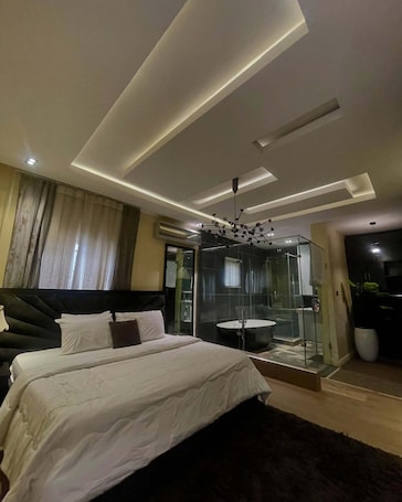 Deluxe Room, Balcony, City View. Pine Crest Hotel and Suites