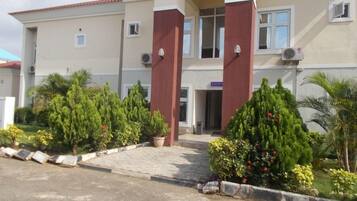 Fachada de la propiedad