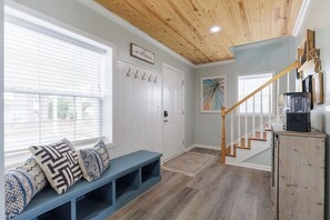 Interior - Lakefront Escape Large Dock, Swings, Screened Porch and Stunning Sunset Views (Lake Park)