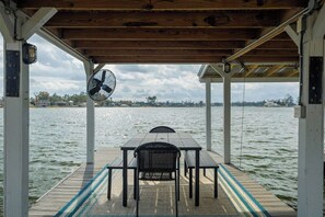 Outdoor dining - Lakefront Escape Large Dock, Swings, Screened Porch and Stunning Sunset Views (Lake Park)