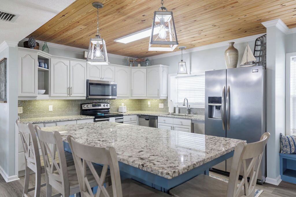 Kylskåp, mikrovågsugn, ugn och spishäll