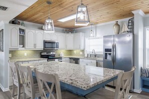 Kylskåp, mikrovågsugn, ugn och spishäll