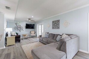 Smart TV - Lakefront Escape Large Dock, Swings, Screened Porch and Stunning Sunset Views (Lake Park)