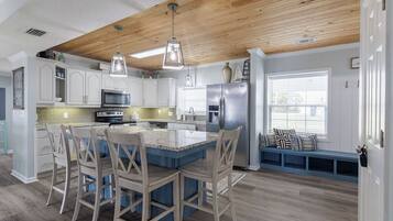 Kylskåp, mikrovågsugn, ugn och spishäll