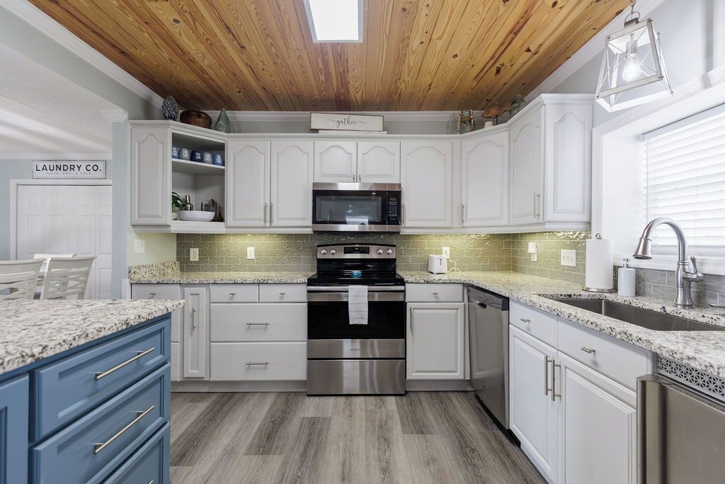 Kylskåp, mikrovågsugn, ugn och spishäll