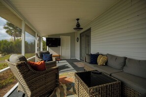 Terrace/patio - Lakefront Escape Large Dock, Swings, Screened Porch and Stunning Sunset Views (Lake Park)