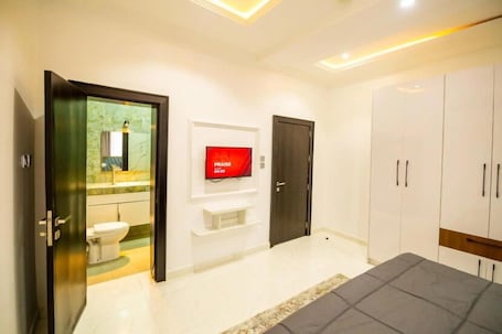 Escritorio, espacio para trabajar con laptop y cortinas blackout . Irabel Hotel