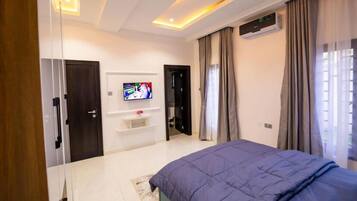 Deluxe Room, Balcony, City View | Desk, laptop workspace, blackout drapes, soundproofing