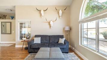 Quarto quádruplo conforto | Área de estar