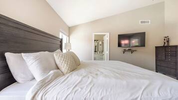 Quarto quádruplo conforto | Ferros/tábuas de passar roupa, Wi-Fi de cortesia