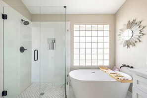 Comfort Quadruple Room | Bathroom | Towels, soap, shampoo, toilet paper